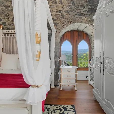 Chateau De La Rive Romantique Cruet